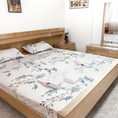 City Center 2 Bedroom 地拉那